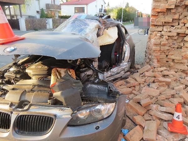 Řidič na okraji Hradce zaklínil auto do zdi, hasiči ho museli vystříhat