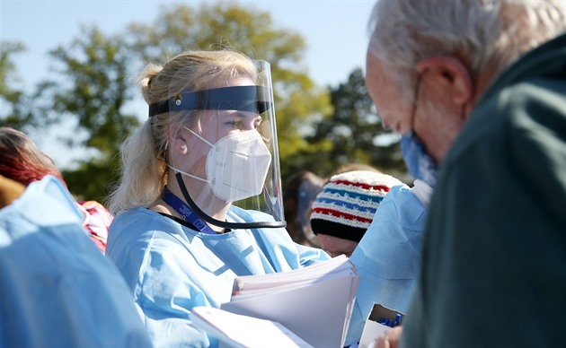 Na Moravské námstí v Brn zaalo ploné testování dobrovolník na koronavirus....