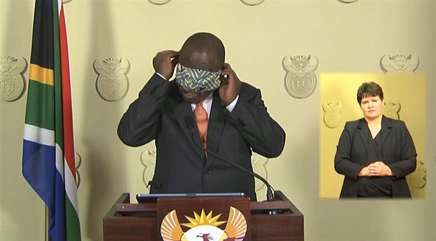 VIDEO: Zakrýt oči! Jihoafričany pobavilo zápolení prezidenta s rouškou