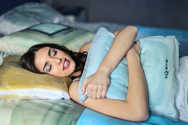 Spící žena na zádech s polštářem