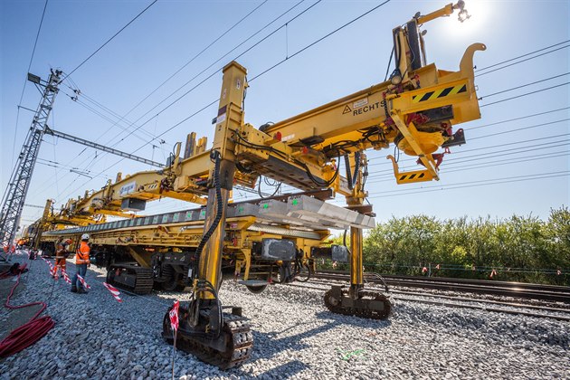 Dva elezniní jeáby a obojivelný kolejový vz s hydraulickými podvozky...