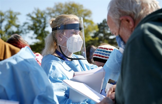 Na Moravské námstí v Brn zaalo ploné testování dobrovolník na koronavirus....