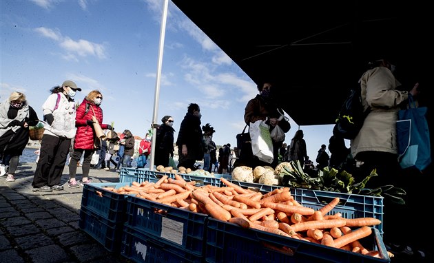 Farmáský trh na náplavce u Palackého mostu v Praze. (25. dubna 2020)