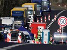 Kontroly aut pendler� a kamion� na hrani�n�m p�echodu v Pomez� nad Oh��.