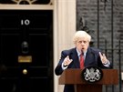 Britský premiér Boris Johnson pi projevu ped svojí kanceláí v londýnské...