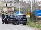 Italská policie kontroluje dodrování opatení nedaleko Palerma na Sicílii....