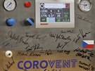 Na prototypu ventil�toru CoroVent jsou des�tky podpis� t�ch, kte�� se na jeho...