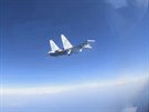 Ruská stíhaka Su-35 prolétá tsn ped americkým hlídkovým strojem Poseidon ve...