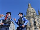 Nmetí policisté v roukách hlídkují na námstí Neumarkt v nmeckých...