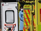 Britský zdravotník eká v sanitce u londýnské nemocnice Lewisham. (20. dubna...