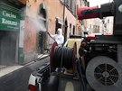 Dezinfikikování fasády domu v italském Trastevere. (22. dubna 2020)
