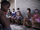 Obyvatelé slumu Mandela v brazilském Riu ekají na pídl jídla od místní...