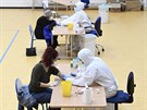 Italtí zdravotníci odebírají vzorky na testování koronaviru v tlocvin ve...