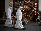 Bahrajntí mui bhem nákupu na triti ve mst Manama ped postním msícem...
