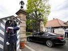 Premiér Andrej Babi pijídí do zámku v Lánech na setkání s prezidentem...