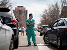 Zdravotník v Coloradu stojí na protest proti demonstraci, která poaduje...