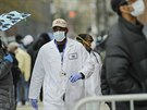 Newyorský zdravotník prochází kolem fronty lidí ekajících na testy na...