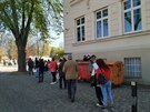 Lidé v Litomicích ekají ve front na testování. (23. dubna 2020)