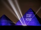 Egyptské pyramidy v Gíze se vzkazem zsta doma. (18. dubna 2020)