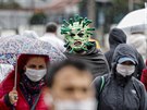 Herec v masce koronaviru prochází ulicemi Ankary v Turecku. (21. dubna 2020)