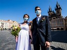 Svatební pár v roukách na Staromstském námstí v Praze (23. dubna 2020)