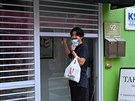 Japonský kadeník Tomoaki Takeda otevírá svj kadenický salon v Singapuru. (7....