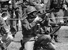 Vojáci stílí do davu student granáty se slzným plynem (5. kvtna 1970)