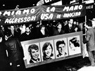 Milánský protest proti válce ve Vietnamu. Demonstranti drí transparent s...