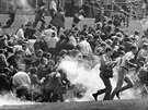 Vojáci stílí do davu protestujících student granáty se slzným plynem (5....