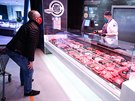 Zákazník v obchod s potravinami v nmeckém Düsseldorfu nakupuje maso v souladu...