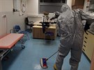 Hasi�ská jednotka uklízí FN Brno. (duben 2020)