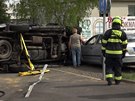 V Satalic�ch se srazila dv� auta, zakl�n�n�ho �idi�e vyprostili hasi�i
