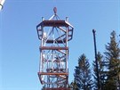 Firma vzty�uje horn� ��st rozhledny v Ole�nici v Orlick�ch hor�ch (23. 4. 2020).