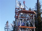 Firma vzty�uje horn� ��st rozhledny v Ole�nici v Orlick�ch hor�ch (23. 4. 2020).