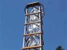 Firma vzty�uje horn� ��st rozhledny v Ole�nici v Orlick�ch hor�ch (23. 4. 2020).