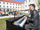 Zpvk Marek Ztracen zahrl v rmci Koncert pod balkonem seniorm v Domov...