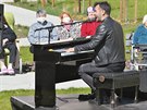 Zp�v�k Marek Ztracen� zahr�l v r�mci Koncert� pod balkonem senior�m v Domov�...