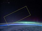 Snímek satelit Starlink s pozadím polární záe poízený z ISS 13. dubna 2020....