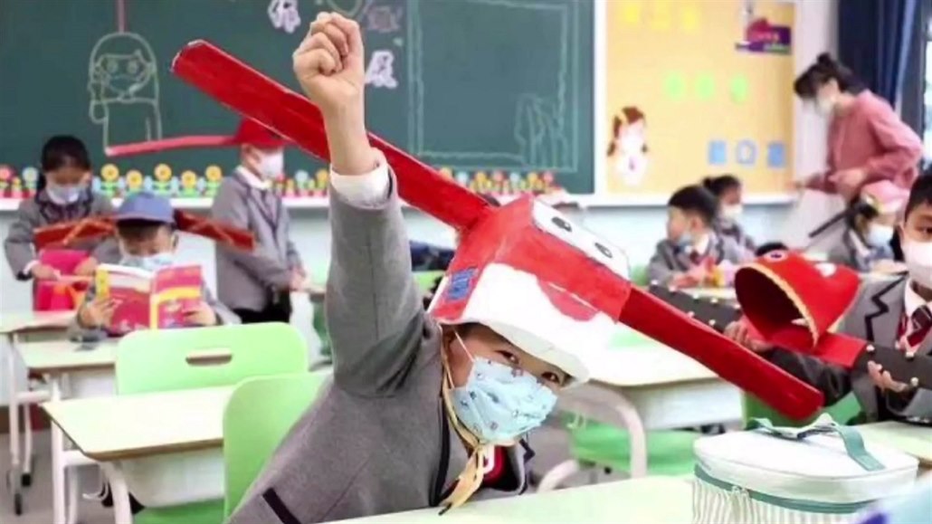 VIDEO: Čínské děti nosí čepice, které mají zajistit bezpečné rozestupy -  iDNES.cz