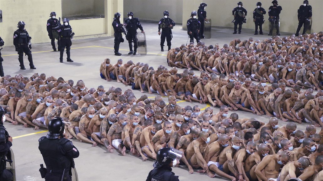 Zpacifikovaní vězni po policejním zásahu v káznici Izalco ve středoamerickém...