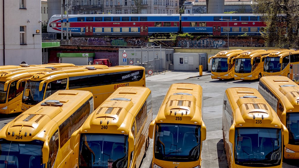 Autobusy spolenosti RegioJet odstavené na praském nádraí Florenc. (21. dubna...