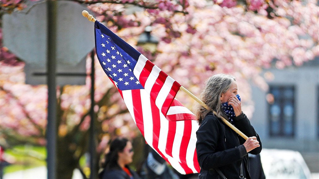 ena s americkou vlajkou ve Washingtonu. (20. dubna 2020)