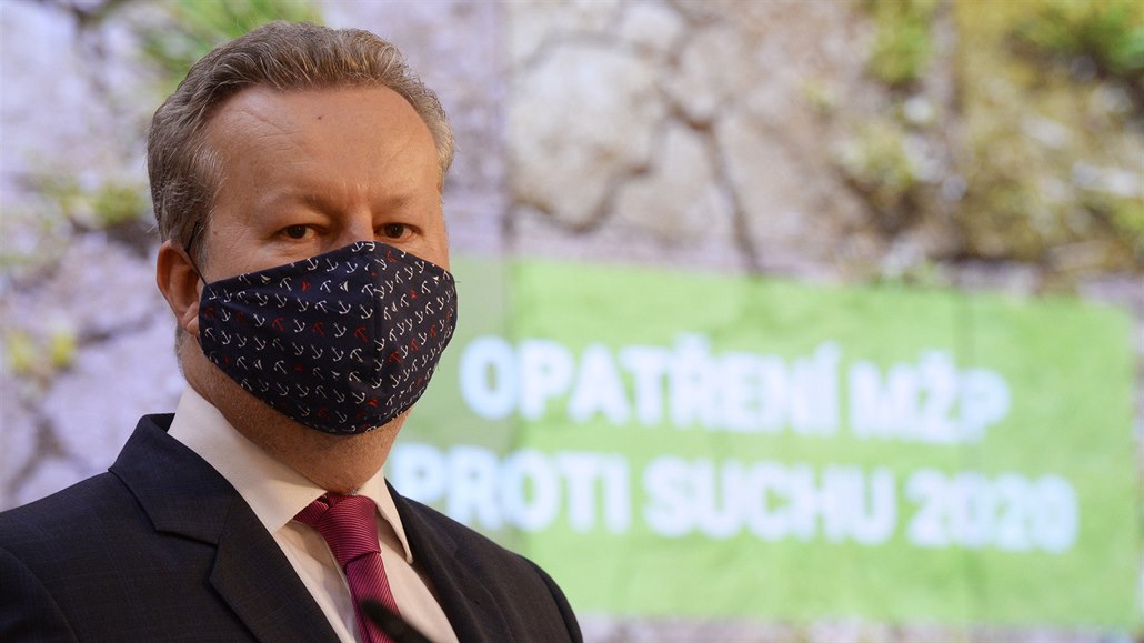 Ministr �ivotního prost�edí Richard Brabec vystoupil v Praze ve Strakov�...