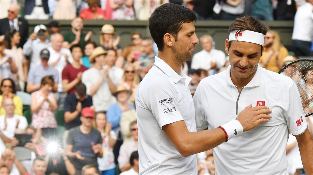  Roger Federer (vlevo) a Novak Djokovi moná práv zahajují nejt잚í zápas svých kariér.