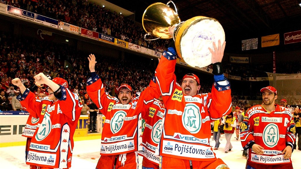 Michal Mikeska v pardubickém dresu s pohárem pro mistra v roce 2005