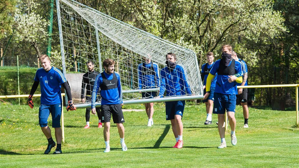 Fotbalisté prvoligového Zlína za�ali za p�ísných hygienických opat�ení znovu s...