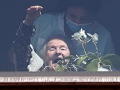 Osmadevadesátiletá Simone De Zaeytijd zdraví svého syna Alberta přes okno...