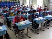 Studenti ve škole v čínském Čchung-čchingu jsou od svých spolužáků odděleni...