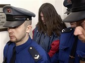 Příslušníci justiční stráže přivádějí trojnásobného vraha Jaroslava Gančarčíka...