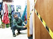 Zam�stnanec libereck�ho obchodu se sportovn�m vybaven�m uzp�sobuje prodejnu k...